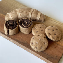 Load image into Gallery viewer, Felt Cookie Set. Felt Chocolate Chip Cookie, Croissant, Cinnamon bun. Play kitchen food. Felt Toy For Kid, Montessori Toys, Pretend Play.