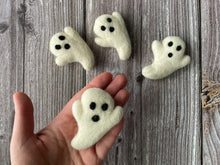 Load image into Gallery viewer, HALLOWEEN DECOR. Halloween Garland. Pom Poms Garland. Ghost Garland. Fall Decor. Autumn Decor