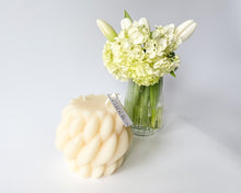 Load image into Gallery viewer, geometrick decorative soy wax candle
